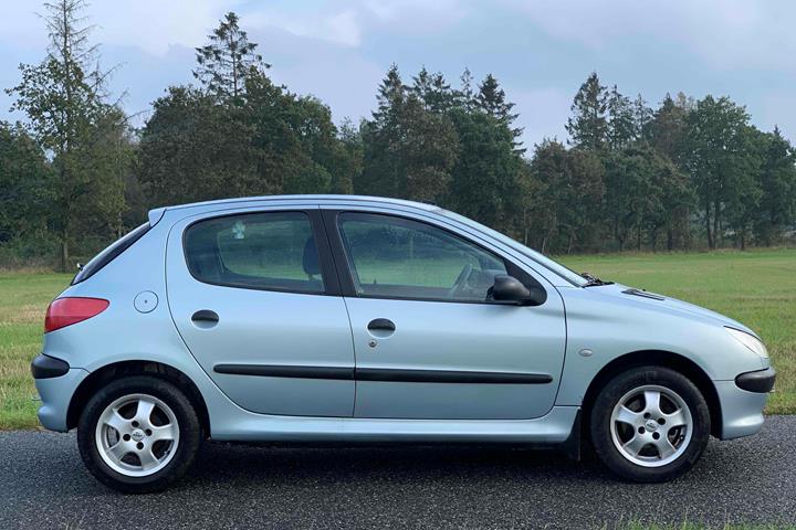 Blå Peugeot 206 fra 2001
