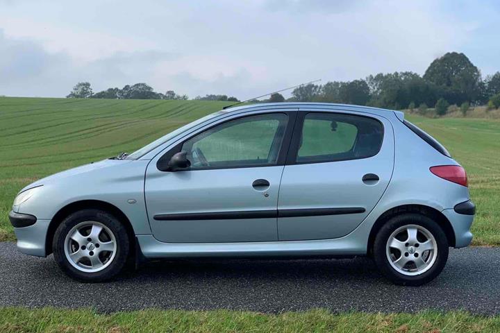Blå Peugeot 206 fra 2001