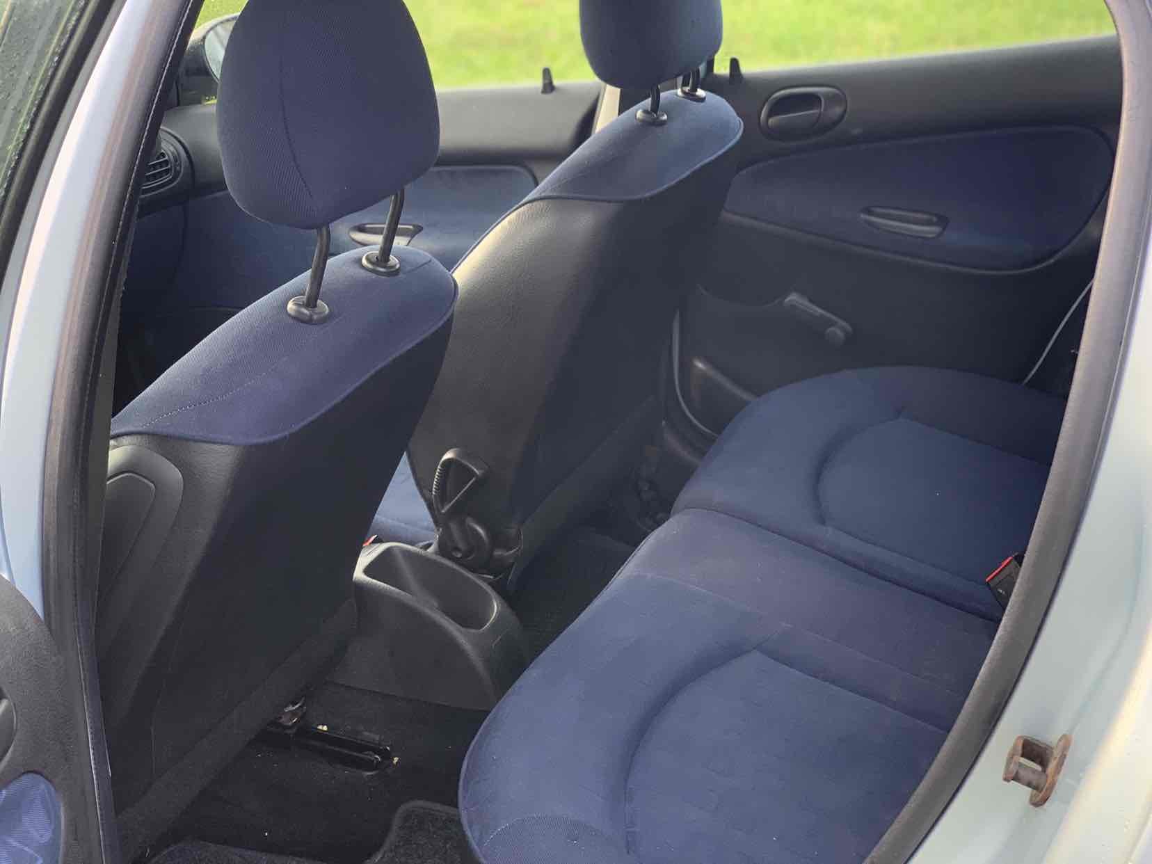 Blå Peugeot 206 fra 2001