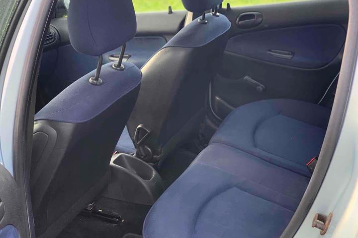 Blå Peugeot 206 fra 2001
