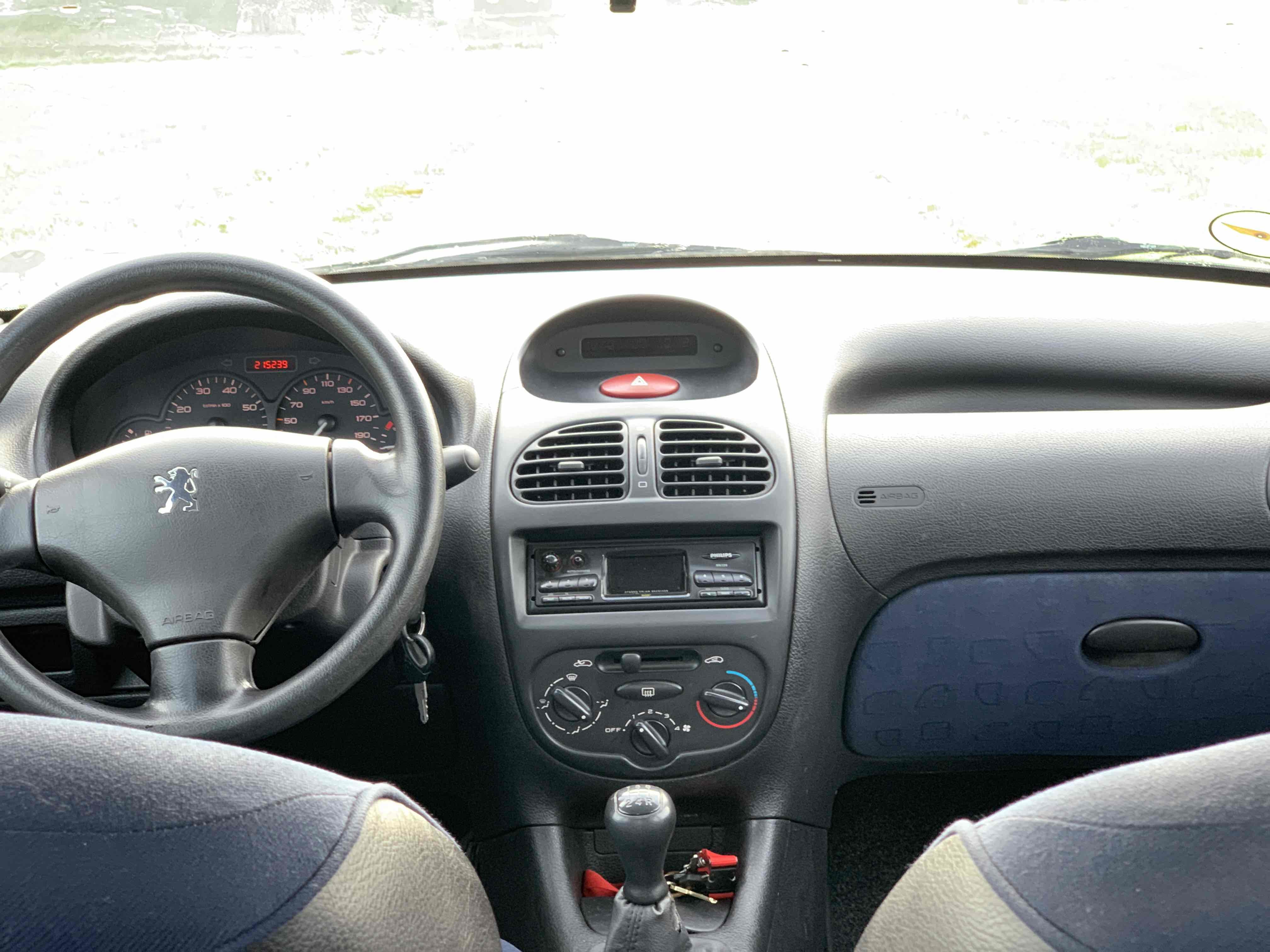 Blå Peugeot 206 fra 2001