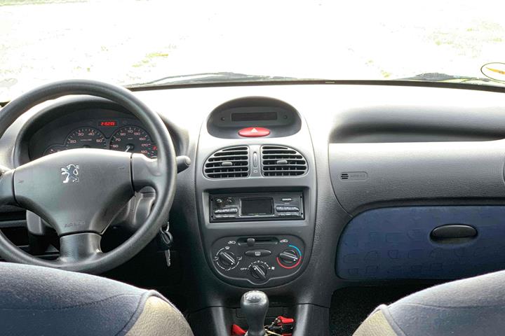Blå Peugeot 206 fra 2001