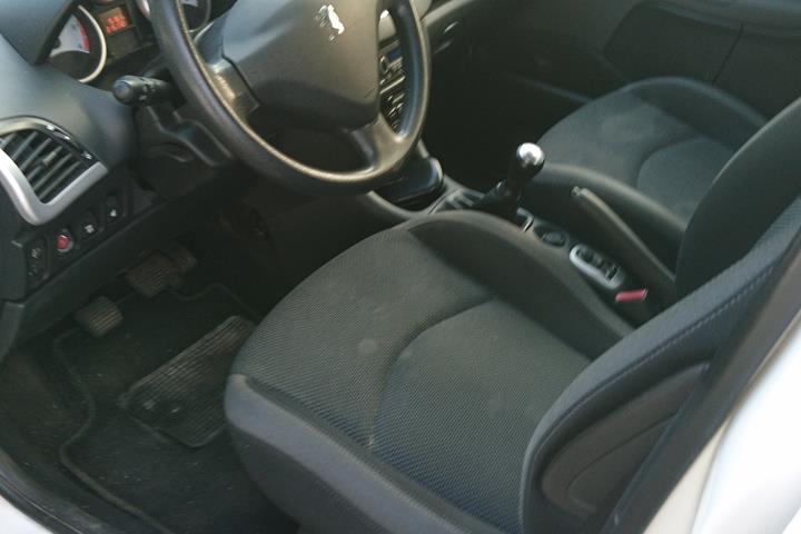 Hvid Peugeot 206 fra 2011