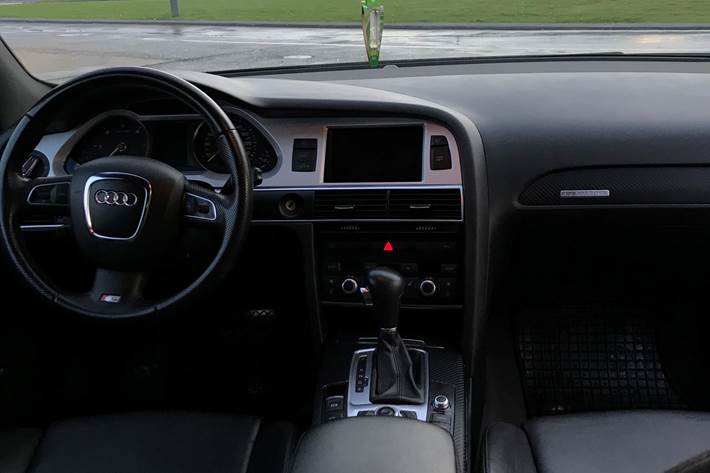 Grå Audi A6 fra 2010