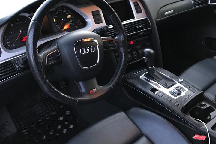 Grå Audi A6 fra 2010