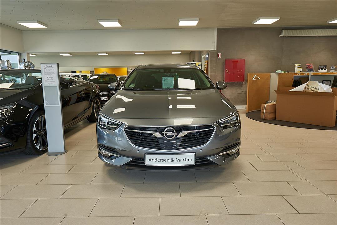 Grå Opel Insignia fra 2019