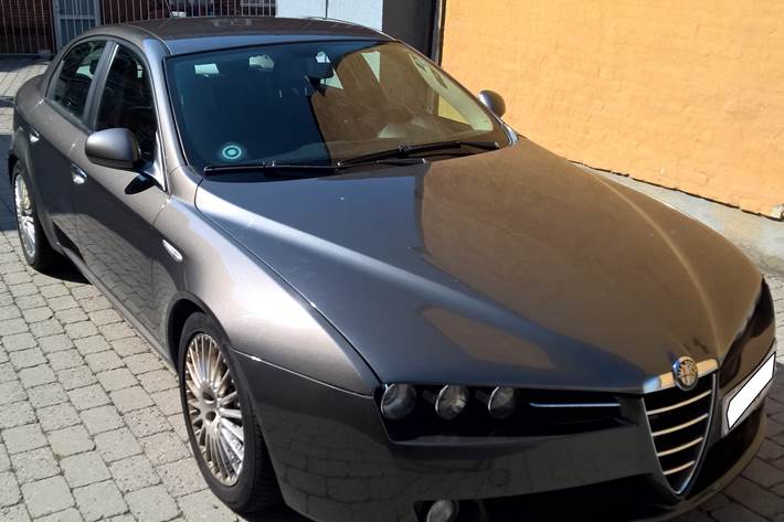 Grå Alfa Romeo 159 fra 2007