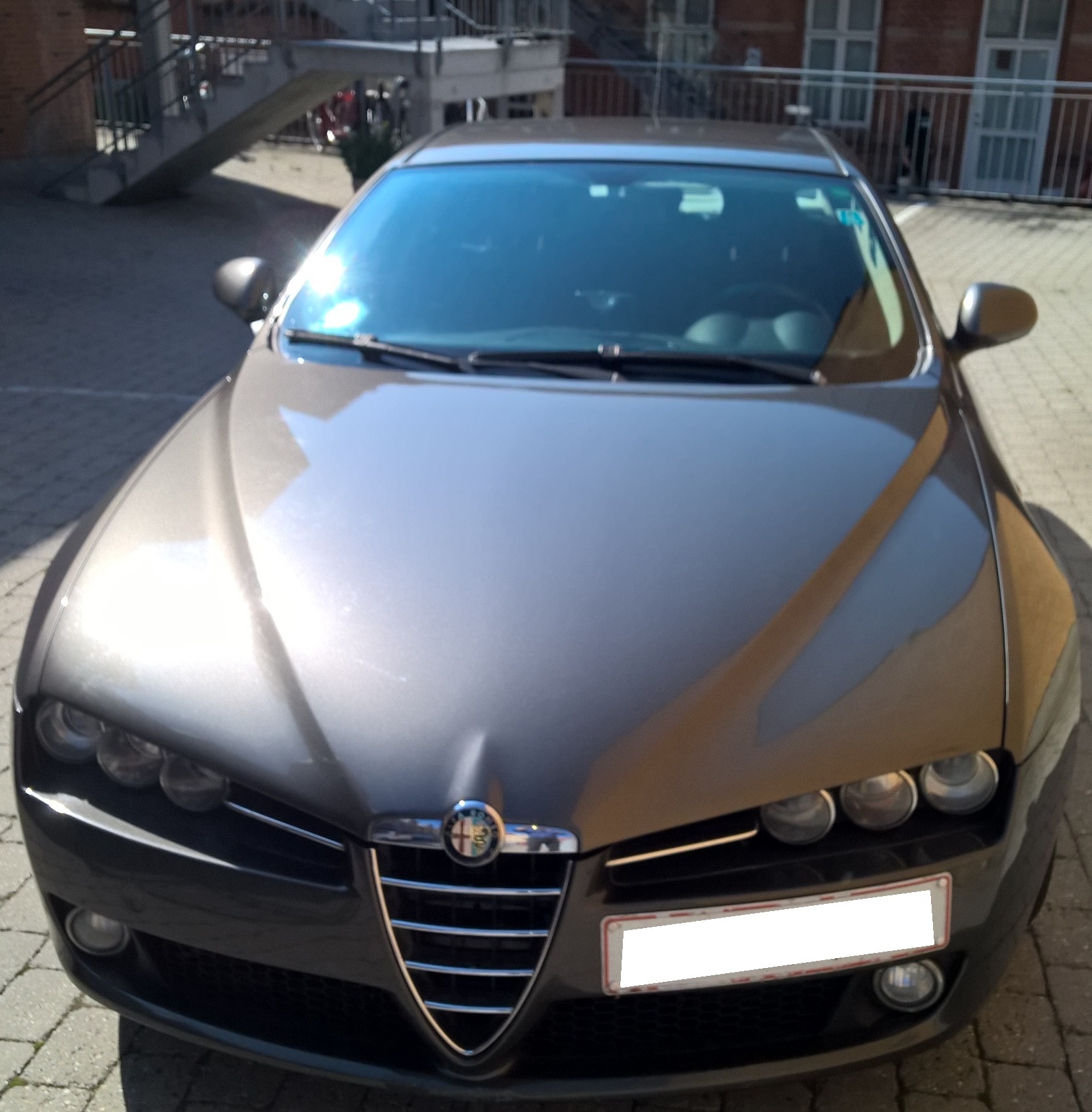 Grå Alfa Romeo 159 fra 2007