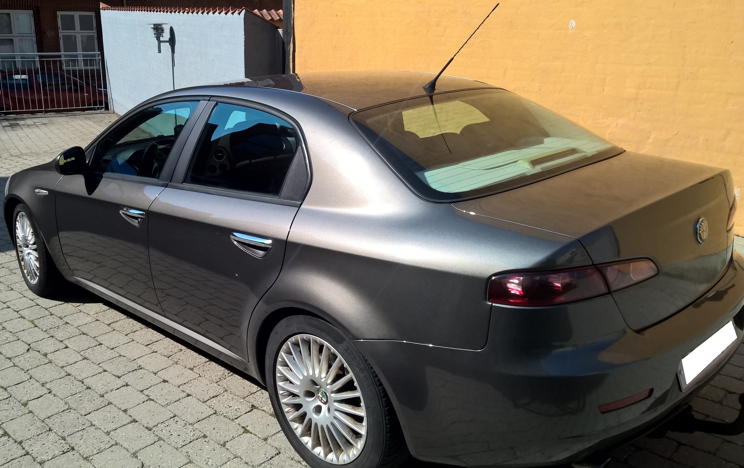 Grå Alfa Romeo 159 fra 2007