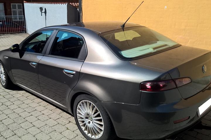 Grå Alfa Romeo 159 fra 2007