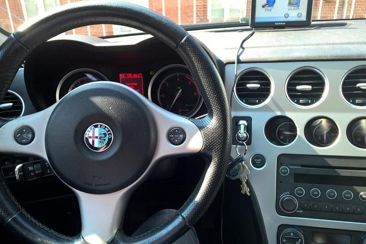 Grå Alfa Romeo 159 fra 2007