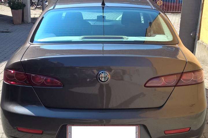 Grå Alfa Romeo 159 fra 2007