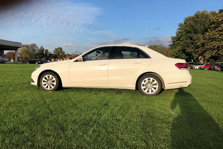 Hvid Mercedes E200 fra 2015