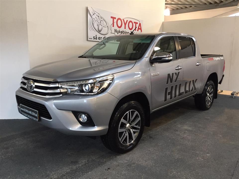 Grå Toyota HiLux fra 2016