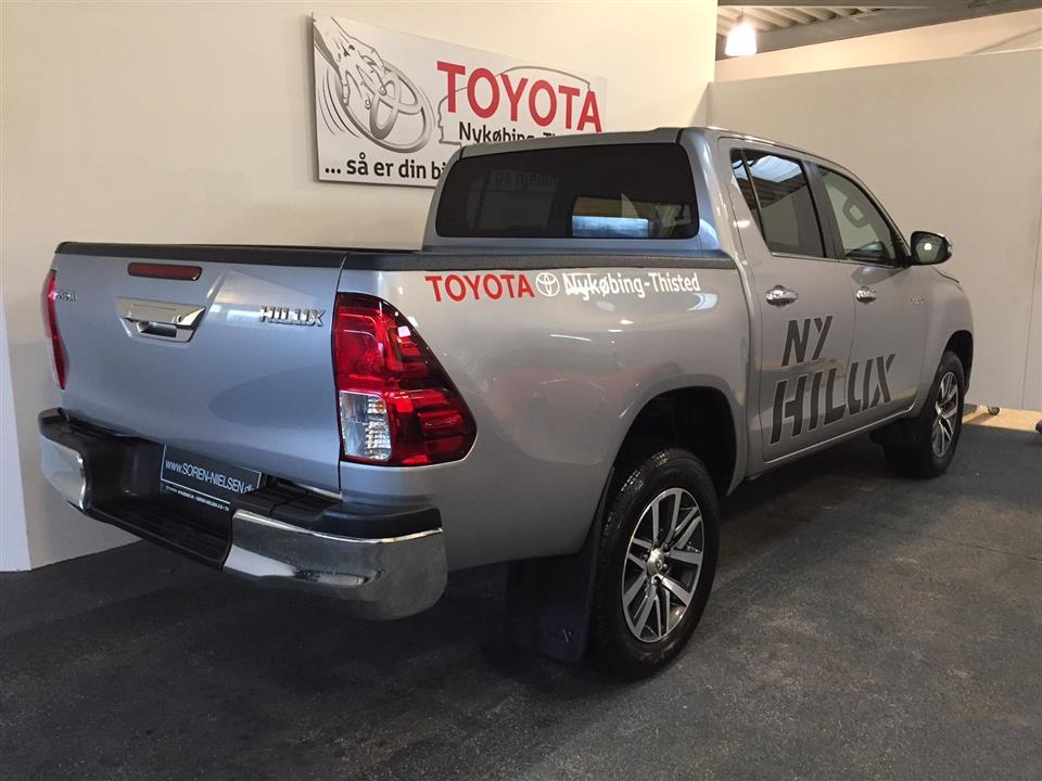 Grå Toyota HiLux fra 2016