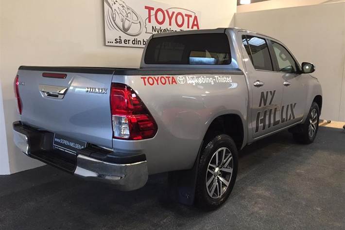 Grå Toyota HiLux fra 2016