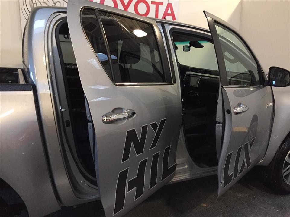 Grå Toyota HiLux fra 2016