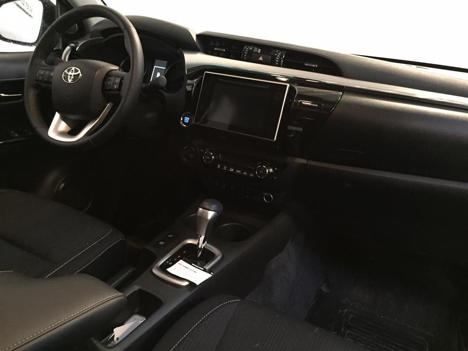 Grå Toyota HiLux fra 2016