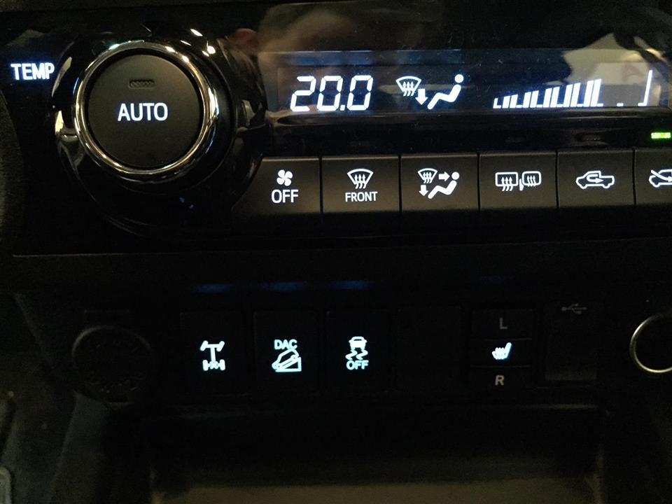 Grå Toyota HiLux fra 2016
