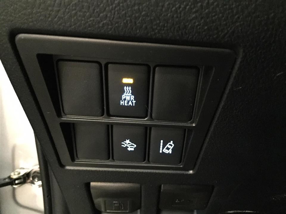 Grå Toyota HiLux fra 2016