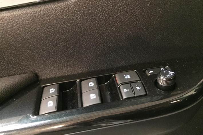 Grå Toyota HiLux fra 2016