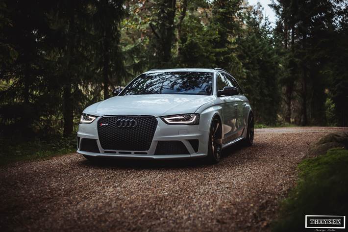 Grå Audi RS4 fra 2012