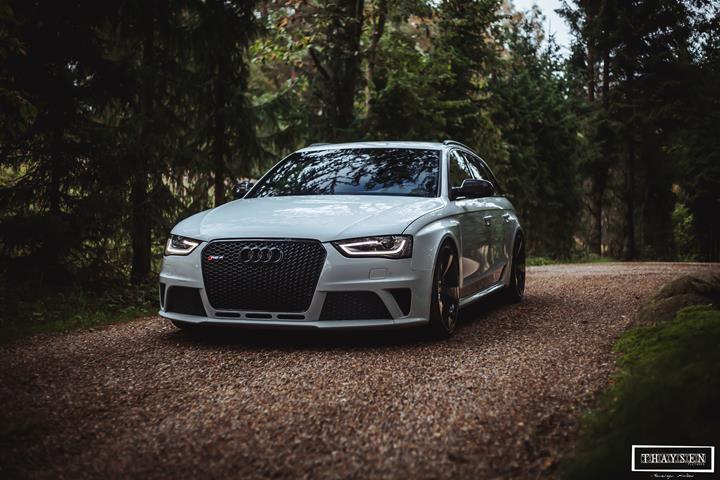 Grå Audi RS4 fra 2012