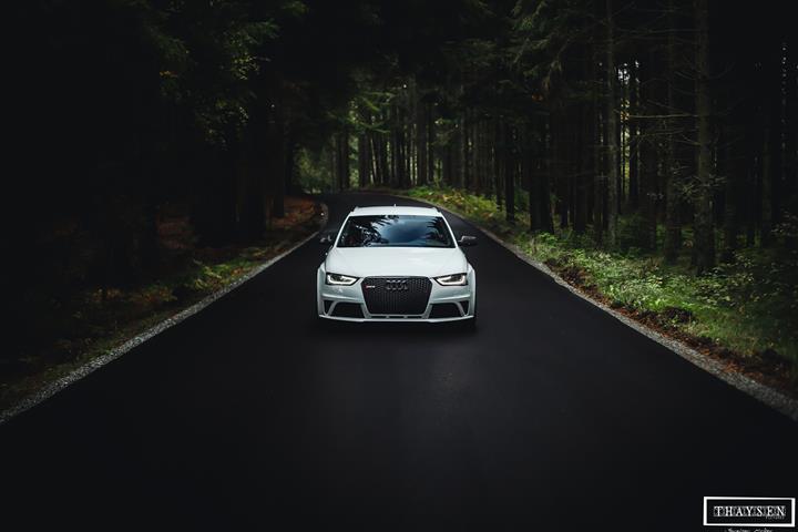 Grå Audi RS4 fra 2012