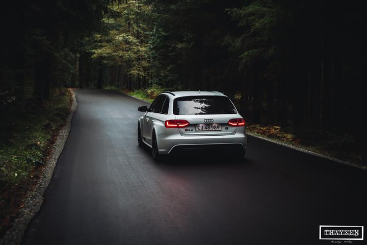 Grå Audi RS4 fra 2012