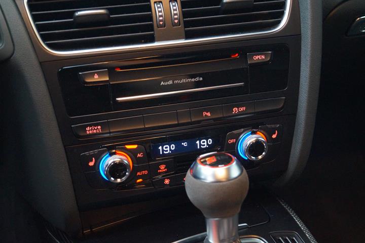 Grå Audi RS4 fra 2012