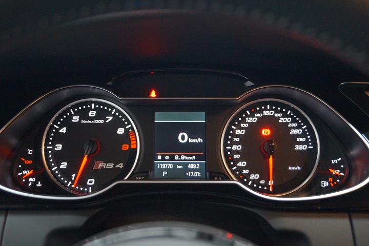 Grå Audi RS4 fra 2012