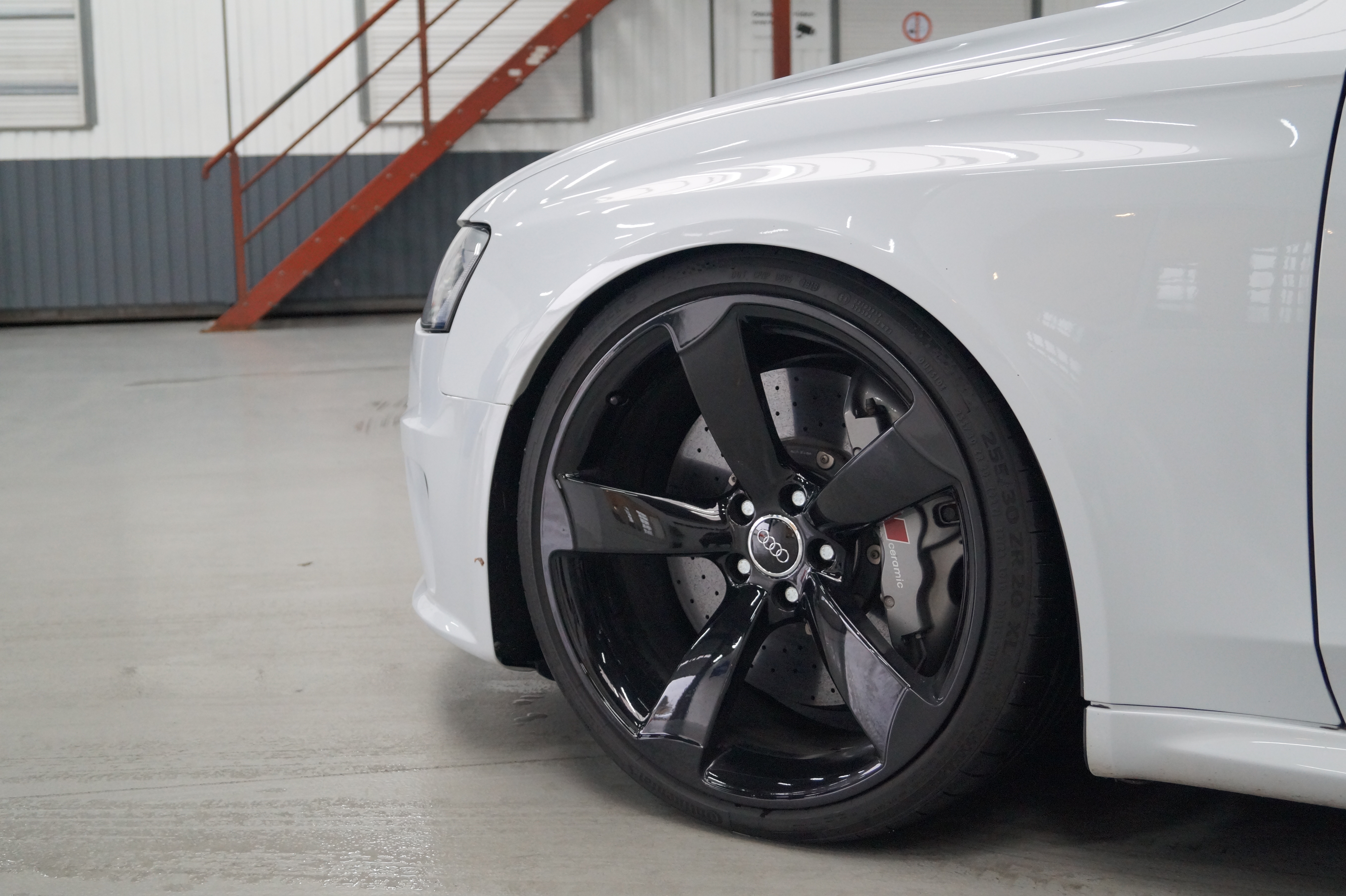 Grå Audi RS4 fra 2012