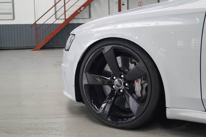 Grå Audi RS4 fra 2012