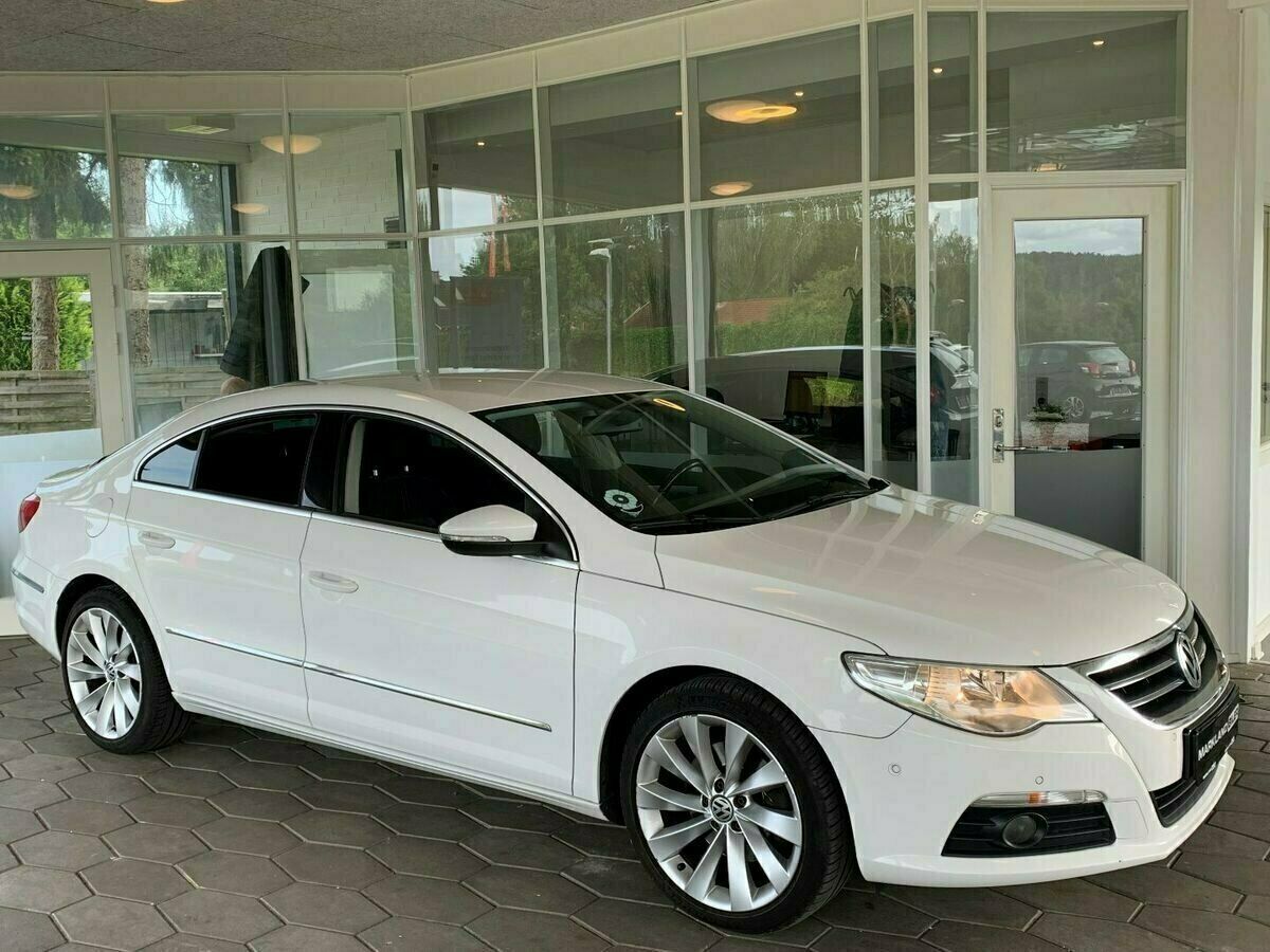 Grå VW Passat CC fra 2010