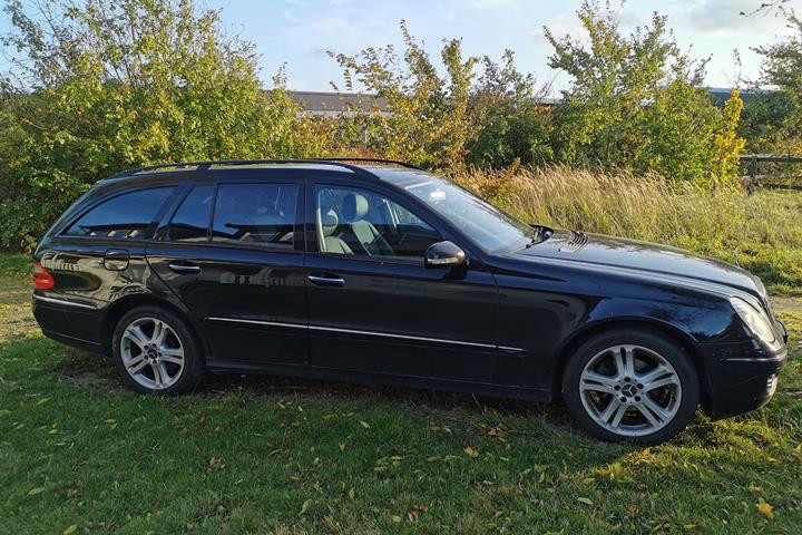 Sort Mercedes E200 fra 2006