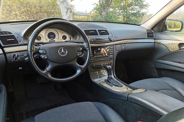 Sort Mercedes E200 fra 2006