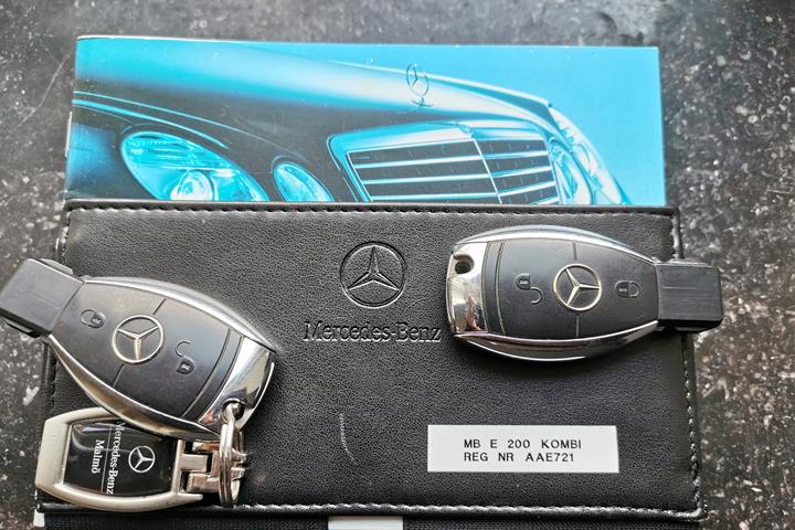 Sort Mercedes E200 fra 2006