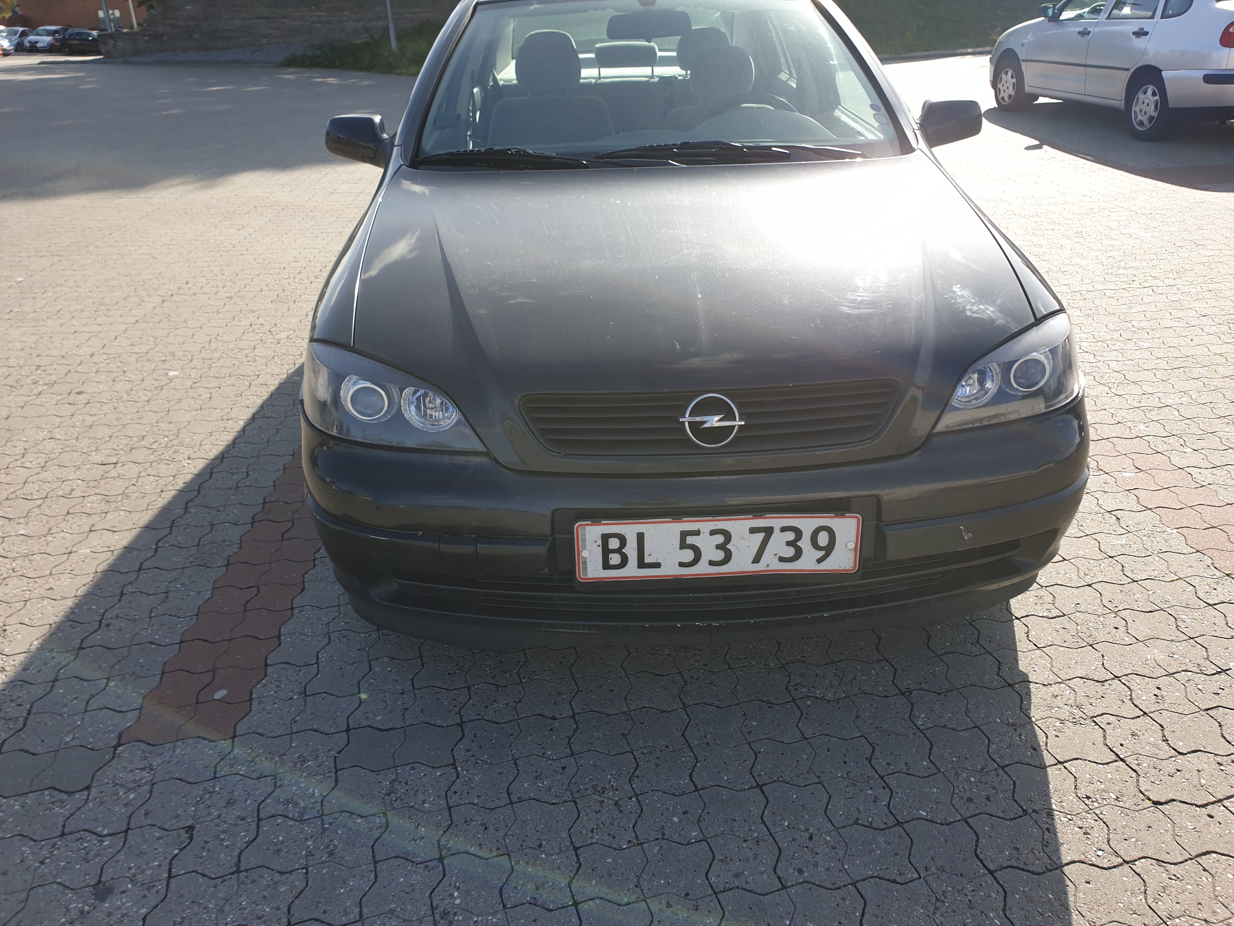 Sort Opel Astra fra 2000