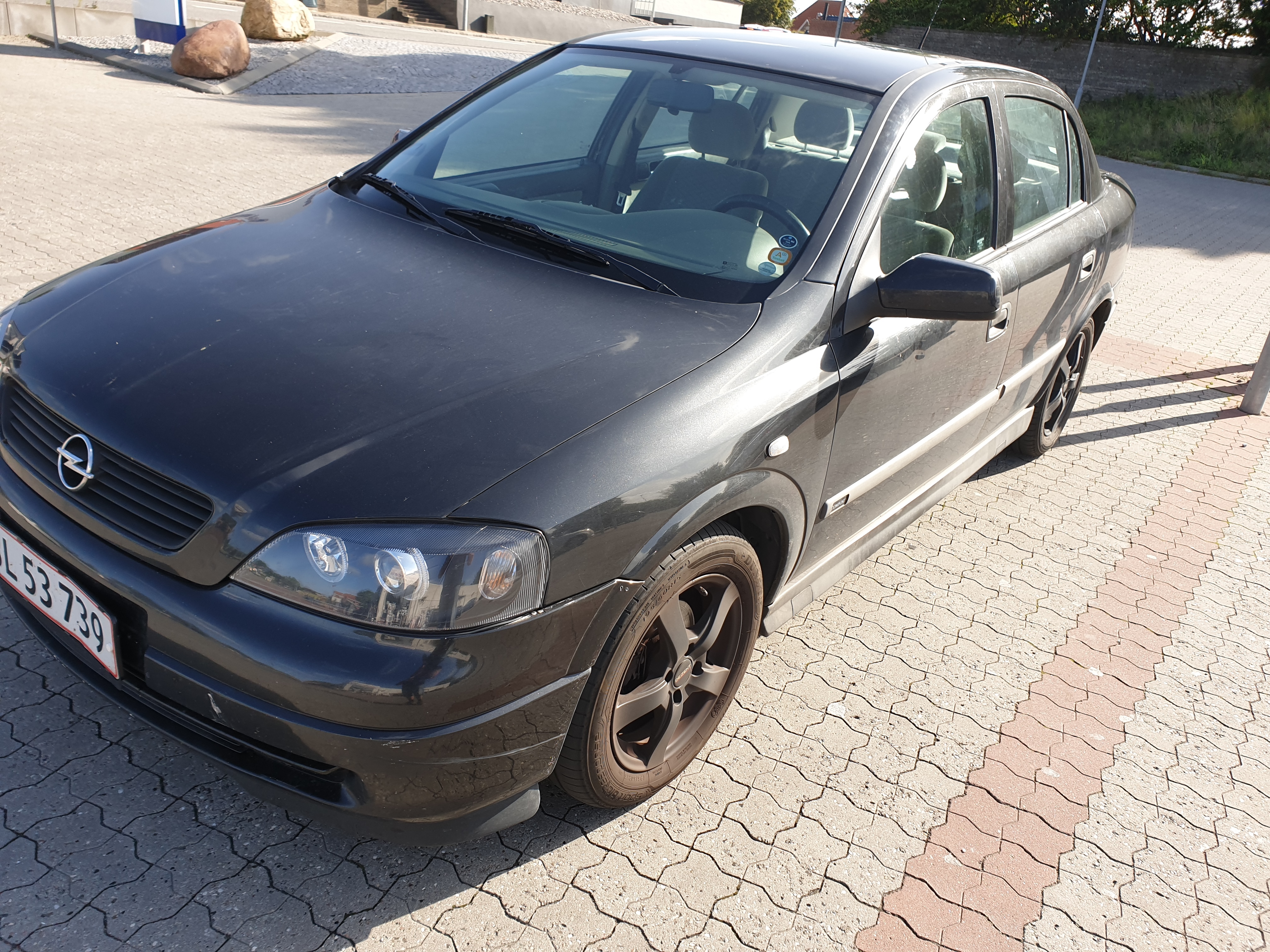 Sort Opel Astra fra 2000