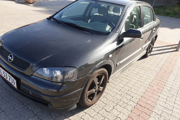 Sort Opel Astra fra 2000