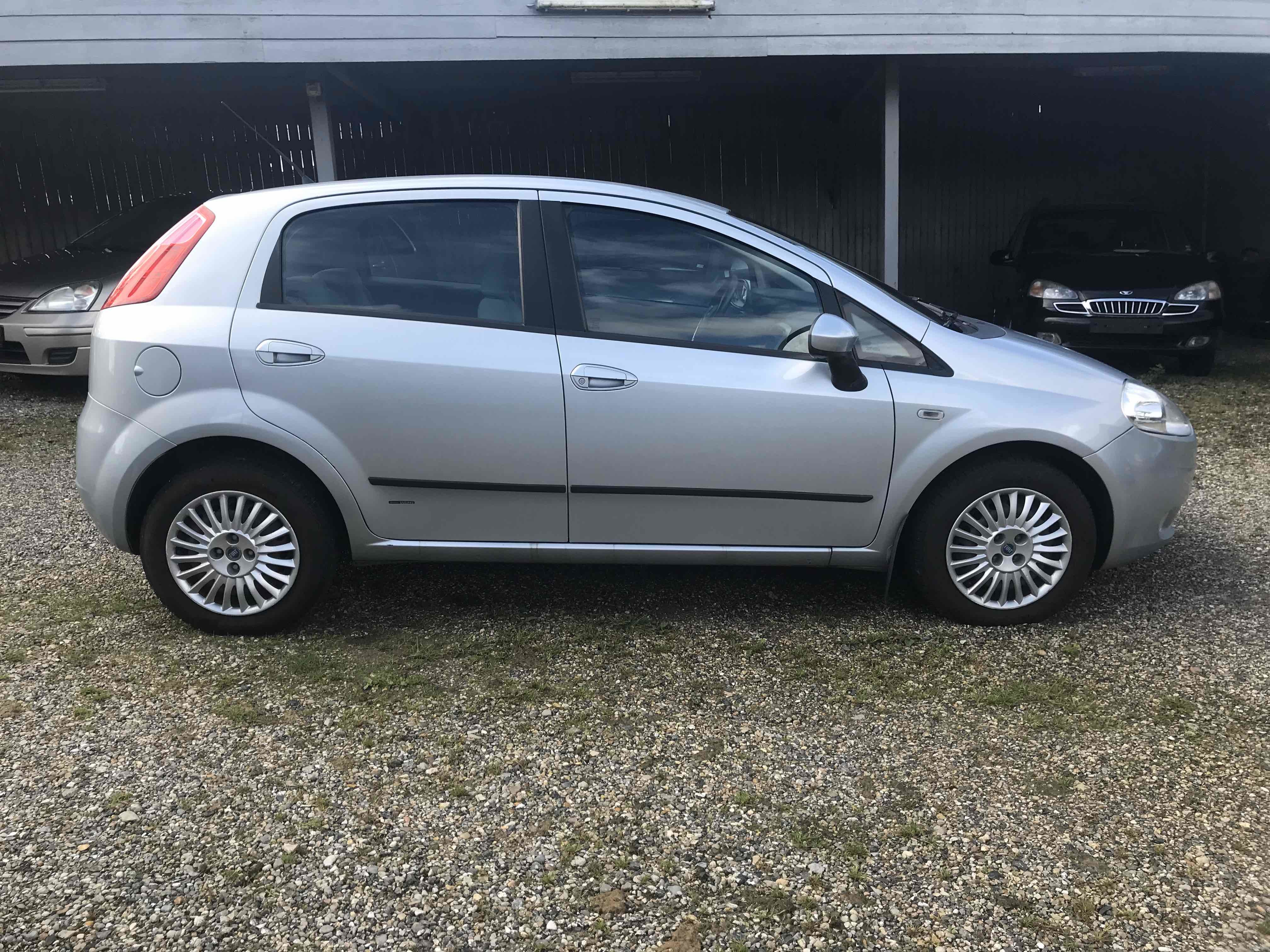 Sølv Fiat Punto fra 2006