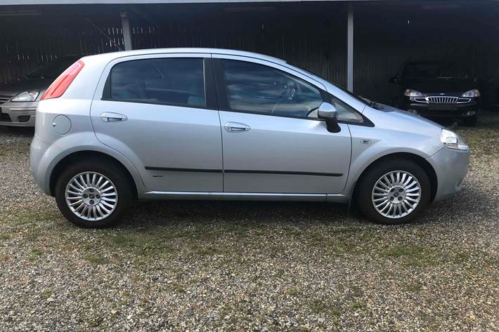 Sølv Fiat Punto fra 2006