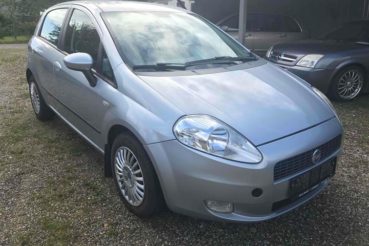Sølv Fiat Punto fra 2006