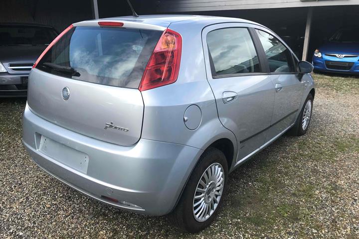 Sølv Fiat Punto fra 2006