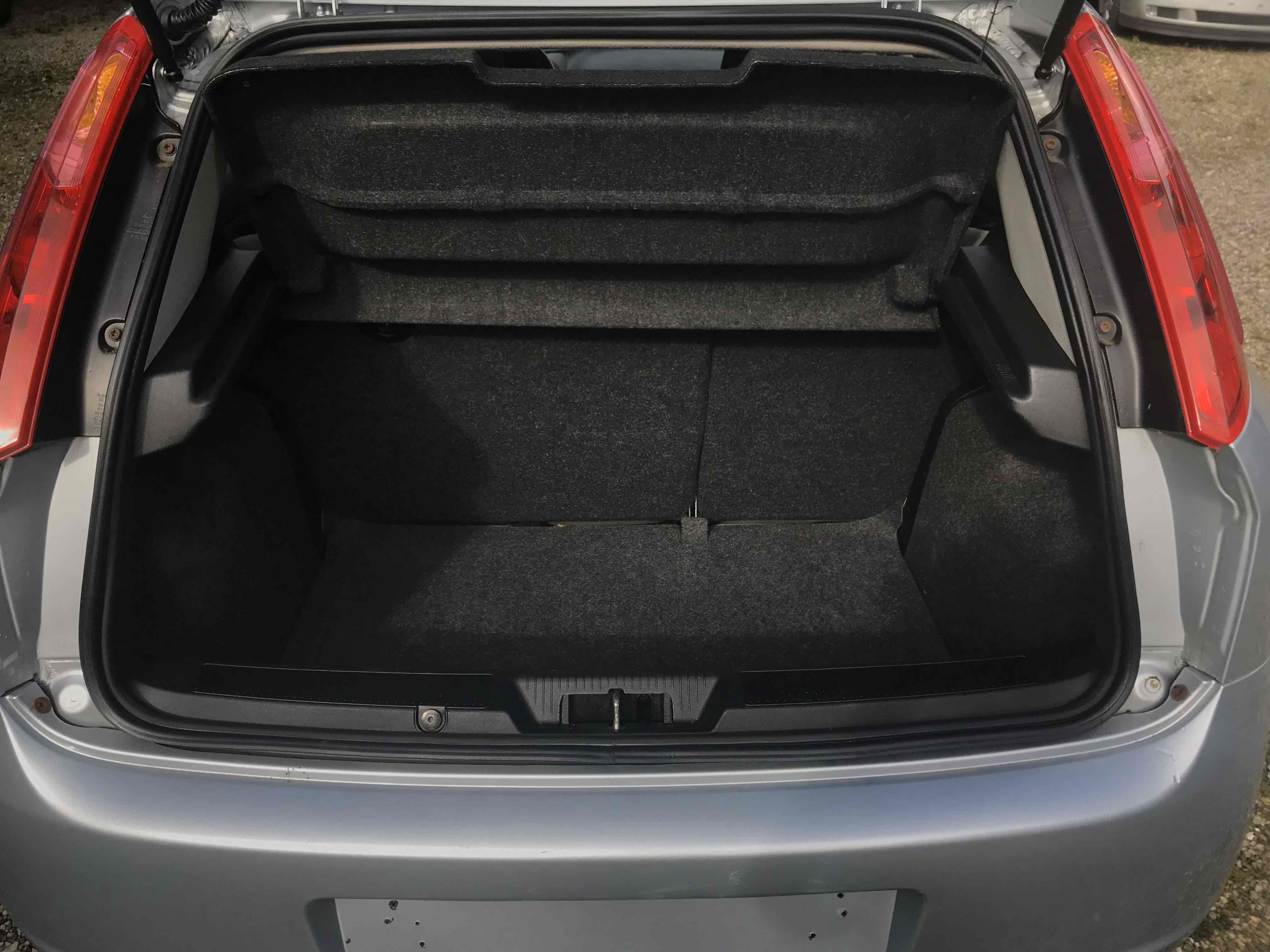 Sølv Fiat Punto fra 2006