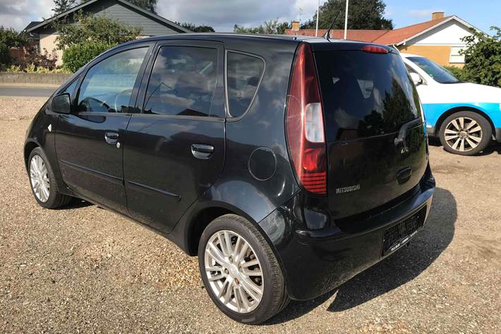 Sort Mitsubishi Colt fra 2008