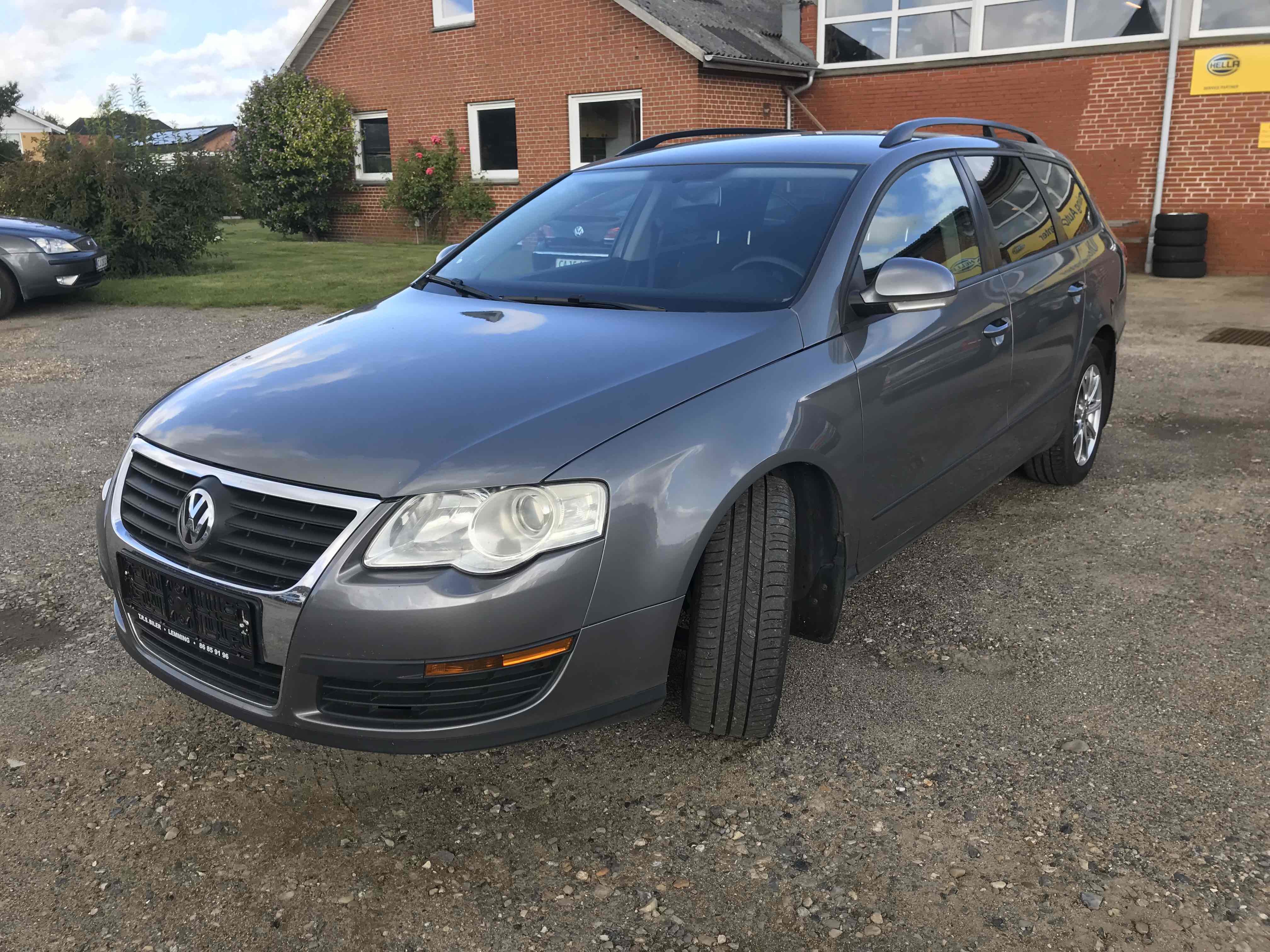 Grå VW Passat fra 2005