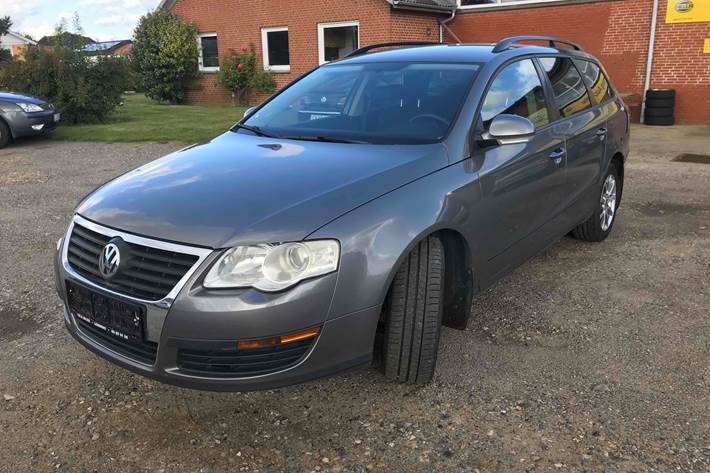 Grå VW Passat fra 2005