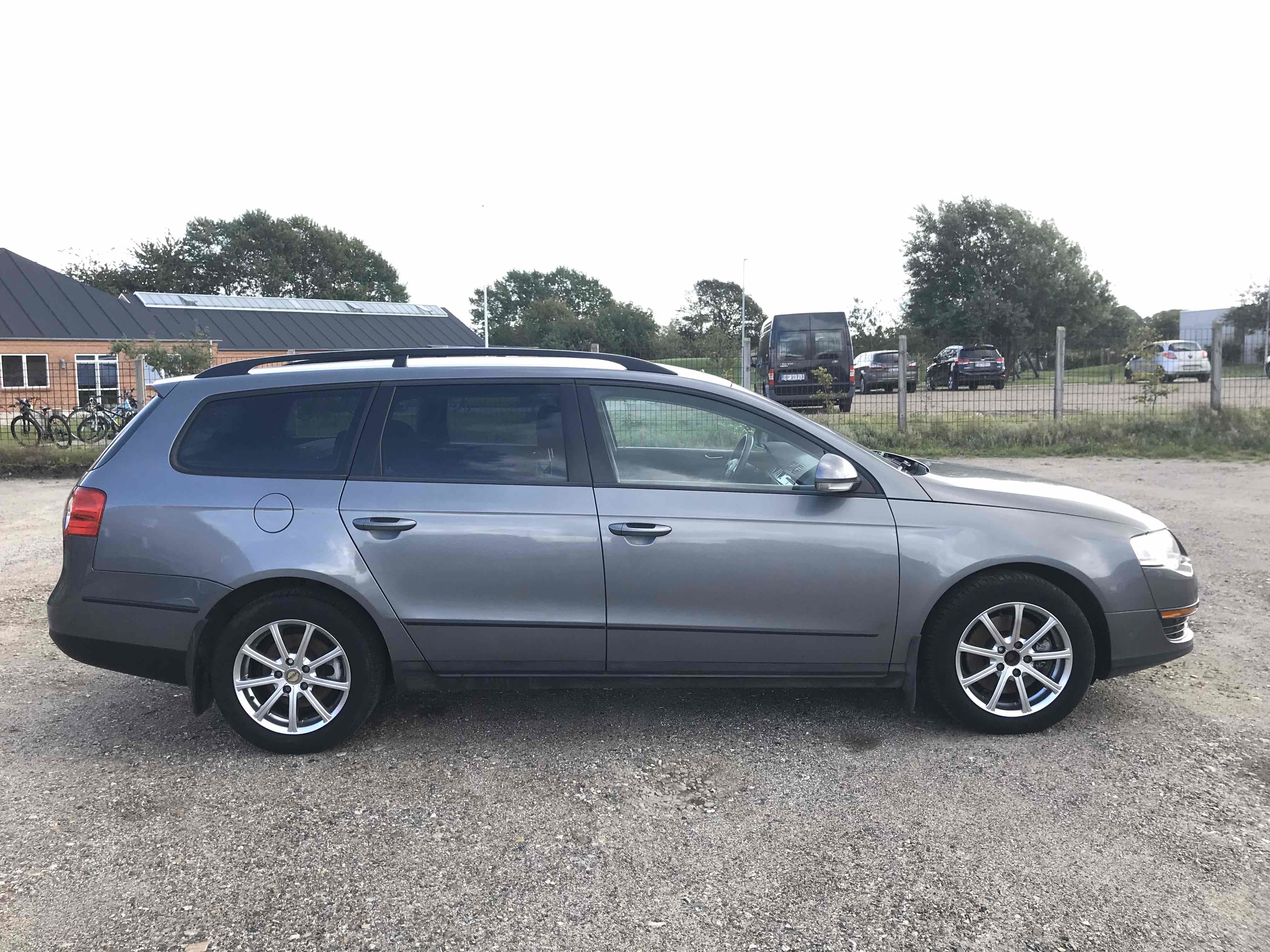 Grå VW Passat fra 2005