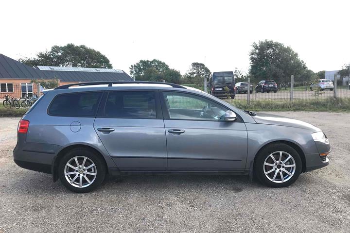 Grå VW Passat fra 2005